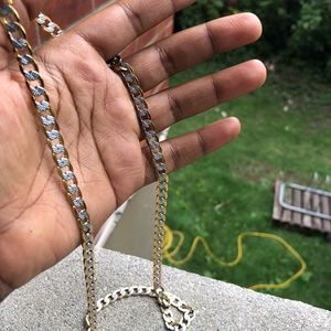 Am selling a chain for both males and females